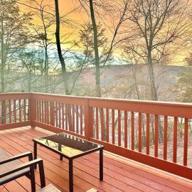 Chic Chalet River Views & Access, Hotel in Montague