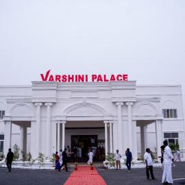 Varshini Palace, hotel i Tirumayam