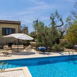 Casa Ulmi con piscina, hotel u gradu Uđano la Kjeza