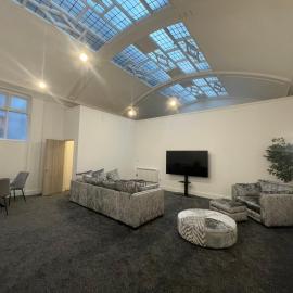 #20 Huge 2BR City Centre Apartment with Glass Ceiling Sleeps 6 Near Hull New Theatre, Hotel in Hull