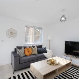 Luxaura 5 Bedroom 3 Bath Service House with Parking