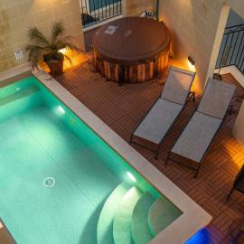 Narcisa - Luxury 3BR Traditional House with Pool, Cinema & Hot Tub, Hotel in Tal-Barmil