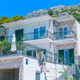 Apartments with parking space Brela, Makarska - 16603, hotel din Brela
