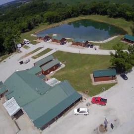 Country Cabins Hotel, hotell i Chariton