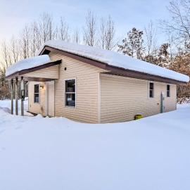Wooded Danbury Cabin w/ Grill + Fire Pit!, hotel di Danbury