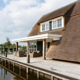 Villa by the Water with Sauna and Terrace, hótel í Delfstrahuizen