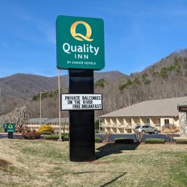 Quality Inn Cherokee Riverside، فندق في شيرروكي