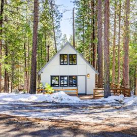 Hike, Fish & Explore: California Cabin w/ Deck!, Hotel in Long Barn
