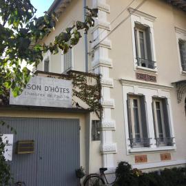 Petit chalet, spa, climatisation parking moto garage vélo Les chambres de Pauline, khách sạn ở Albertville