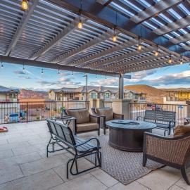 2065 Zion Village XBOX, TWO LIVING ROOMS, LAZY RIVER, SLEEPS 19, X-Box – hotel w mieście Hurricane