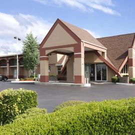 Howard Johnson by Wyndham Oklahoma City OKC Airport, Near Fairgrounds, I40- FREE FULL HOT BREAKFAST, hotel u gradu 'Oklahoma City'