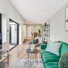 Charming Wimbledon 3-Bed Apt with Outdoor Area