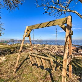 Coden Vacation Rental w/ Bay Access!, hotel v destinaci Coden
