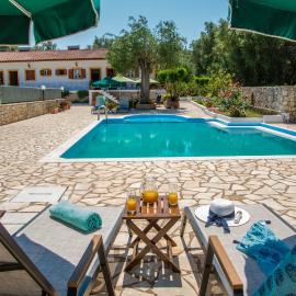 APHRODITE studios & apt with pool، فندق في لاكا