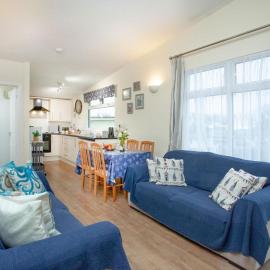 Sunnydaze-detached chalet with 2 bedrooms and 2 bathrooms and private parking outside door