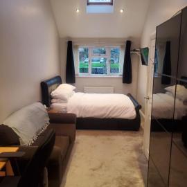 Large Kingsize ensuite in Kingswood, Bristol, BS15