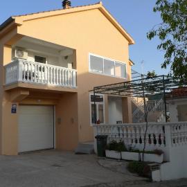 Apartments with parking space Grebastica, Sibenik - 13978, hotel a Bašelovići