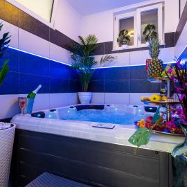Apartment By the Way Hot Tub and Free Parking