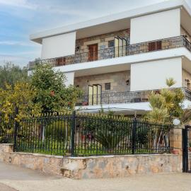 Paradeisos, מלון בקרדמילי