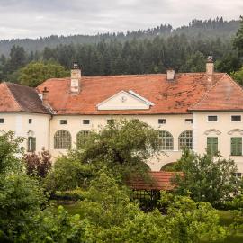 Schlossgut Gundersdorf Biobauernhofurlaub, hotel in Klagenfurt