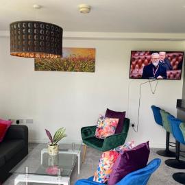 Contemporary, Warm & Homely Apartment with High-Speed WIFI, Terrace & Free Parking overlooking Stourbridge Common Park & Coldham's Brook