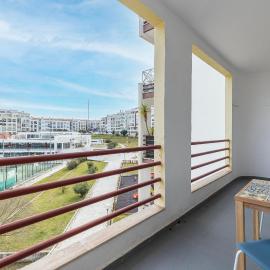 Sunny 2 BDR Apartment by LovelyStay, hotel en Charneca