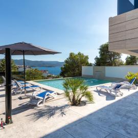 Ferienhaus für 8 Personen mit Pool und Meerblick