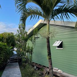 Charmant bungalow avec petite piscine privée, hotel in Rivière-Salée