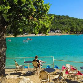 GORGES DU VERDON CAMPING 3 etoiles PROCHE DU LAC DE STE CROIX NBRES ACTIVITES NAUTIQUES RANDONNEES ENTOURE DE CHAMPS DE LAVANDES 4 PERS, hotel in Sainte-Croix-de-Verdon