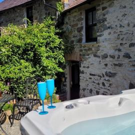 Snuggle hot tub Dolgoy, hotel a Llwyn-Dafydd
