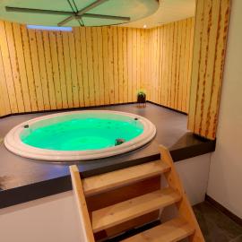 Jacuzzi & Sauna Villa 2, ξενοδοχείο σε Tzummarum
