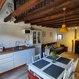 La Encina del Abuelo, hotel u gradu 'La Adrada'