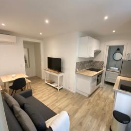 Le Coeur du Port de Golfe Juan - Parking - Clim - Wifi, hotel a Vallauris