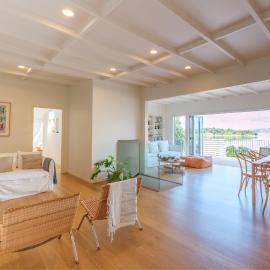 Koi Waiheke with private beach access and mooring, Hotel in Omiha
