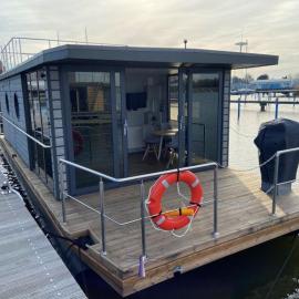 Hausboot Fjord Vela mit Biosauna in Barth, hotel in Barth
