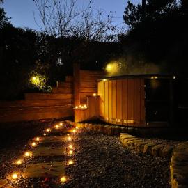 Romantic Cottage with Private Wood-fired Hot tub and Outdoor Pizza Oven
