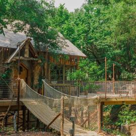 Hobbit Treehouse with waterfall on the Brazos River! 350 acres! Tubing! Petting zoo!, hotel in Weatherford