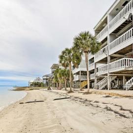 Waterfront Escape w/ Balcony on Shell Point Beach!、Panaceaのホテル