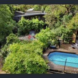 Resort-style 5 bdrm home w pool, spa & billiards!, khách sạn ở Warrandyte