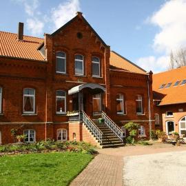 Idyllische Ferienwohnung auf altem Bauernhof mit Wallbox, hotel in Emmerthal