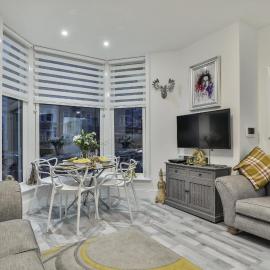 The Apartment - Ground Floor - Luxury for up to 4 guests near Open Air Theatre and North Bay
