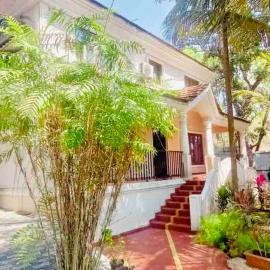 Waterfront Beach Villa In Baga with Private Pool، فندق في باغا