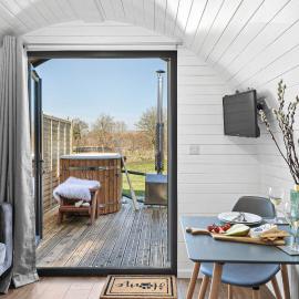Bramley, Apple Tree Glamping, Nr Wells, hotel in Wells