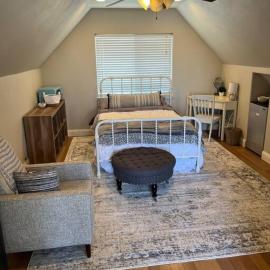 Adorable 1 Bedroom with pool, and Horse Arena, готель у місті Окдейл