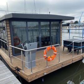 Hausboot Fjord Vineta mit Biosauna in Barth, hotel in Barth