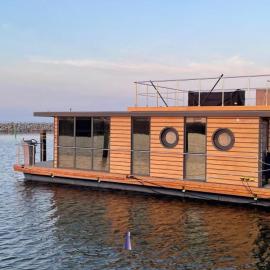 Hausboot Fjord HAVEN mit Biosauna in Barth, hotel in Barth