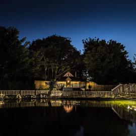 Romantic Treehouse with Hot Tub & BBQ Lodge, hotel in Praze an Beeble
