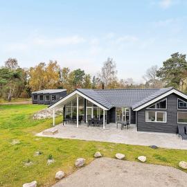 Luxury Beach Retreat in Væggerløse, hotel v destinaci Bøtø By