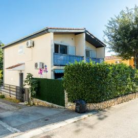 Apartments with parking space Njivice, Krk - 20504