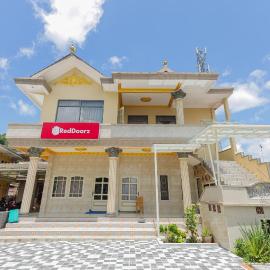 RedDoorz Plus @ Villa Bontes Batu, hotel in Batu